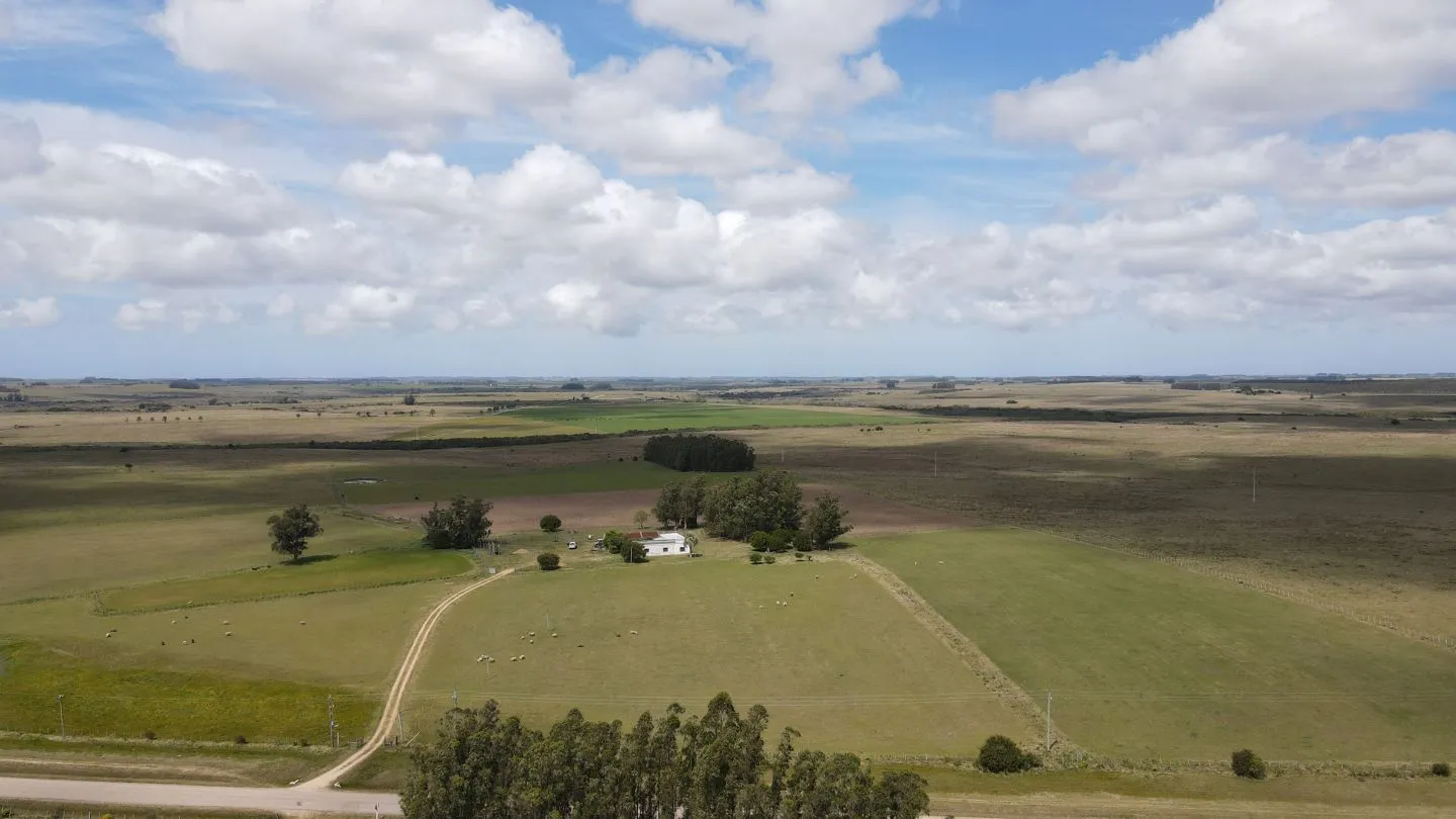 Chacra con casa a 1,5 km de Garzón y a 70 km de Punta del Es — foto 1