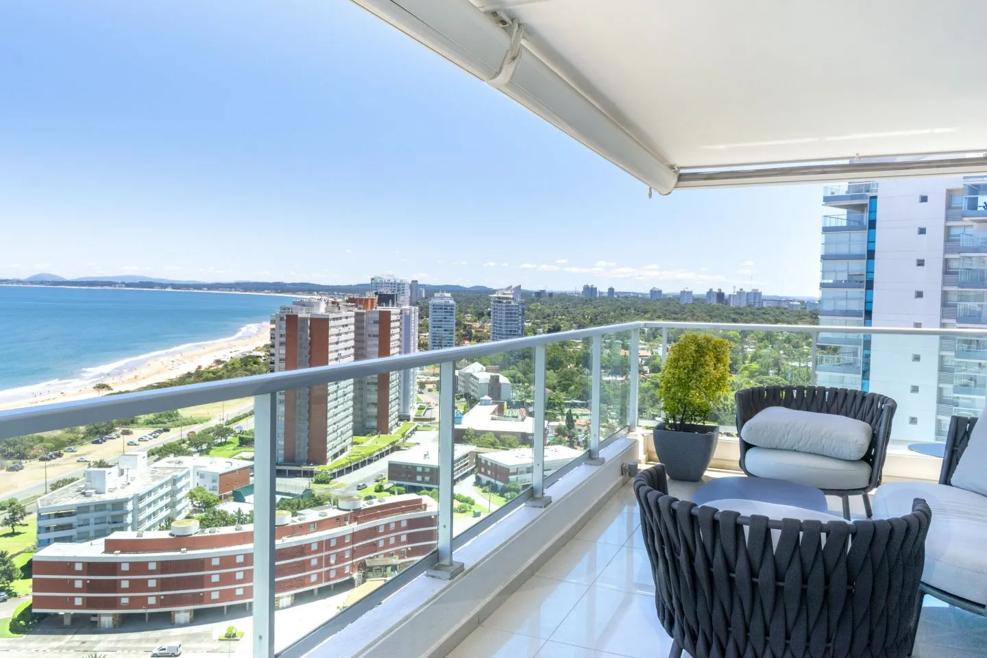 Apartamento 3 dormitorios en Playa Mansa — foto 1