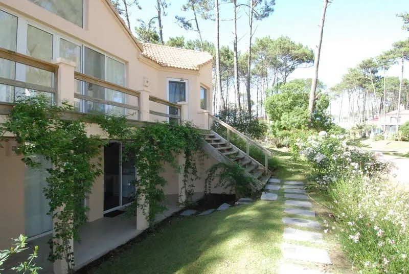 CASA ALQ TEMP 5 DORM C/VISTA PISCINA CLUB PRIVADO LAG BLANCA — foto 5