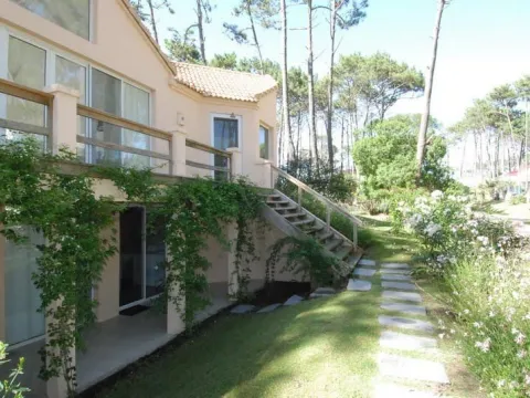 CASA ALQ TEMP 5 DORM C/VISTA PISCINA CLUB PRIVADO LAG BLANCA — foto 5