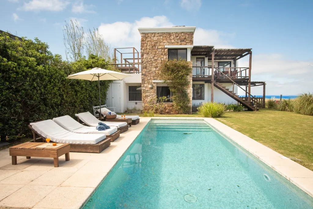 VENTA CASA 4 DORM C/PISCINA FRENTE A LA PLAYA EN EL CHORRO — foto 1