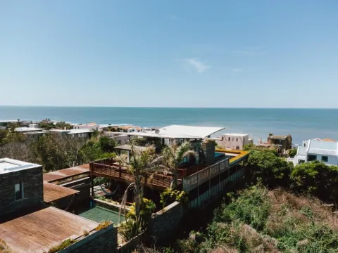 VENTA DE CASA EN PUNTA PIEDRAS 4 DORMITORIOS Y PISCINA