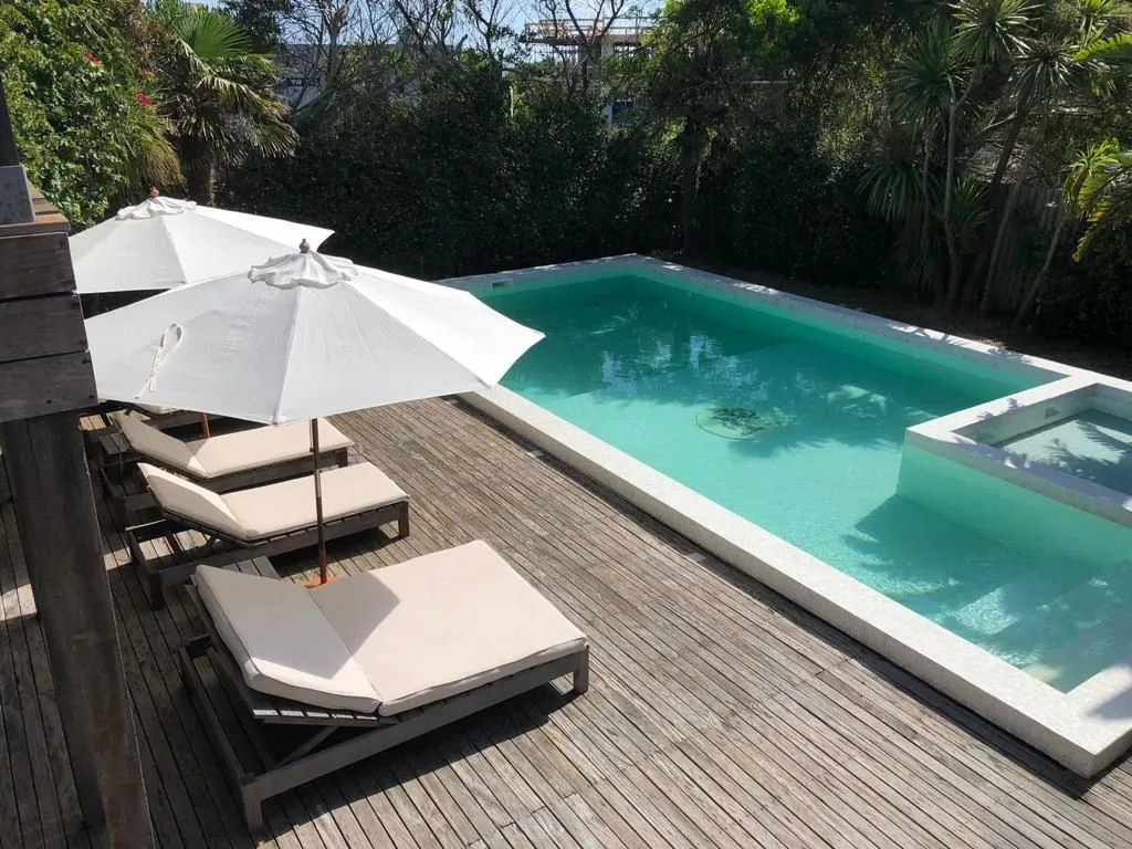 VENTA Y ALQUILER TEMP. CASA DE 8 DORMITORIOS CON PISCINA — foto 2