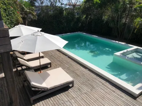 VENTA Y ALQUILER TEMP. CASA DE 8 DORMITORIOS CON PISCINA — foto 2