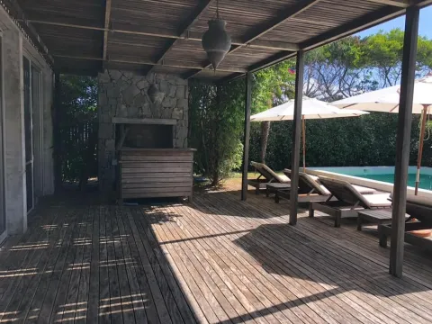 VENTA Y ALQUILER TEMP. CASA DE 8 DORMITORIOS CON PISCINA — foto 3
