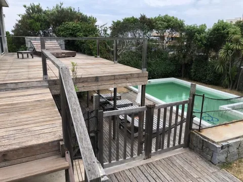 VENTA Y ALQUILER TEMP. CASA DE 8 DORMITORIOS CON PISCINA — foto 4