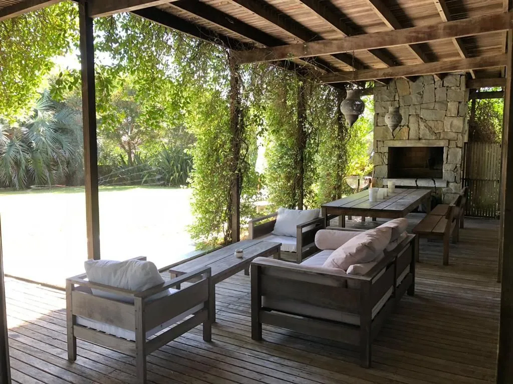 VENTA Y ALQUILER TEMP. CASA DE 8 DORMITORIOS CON PISCINA — foto 5