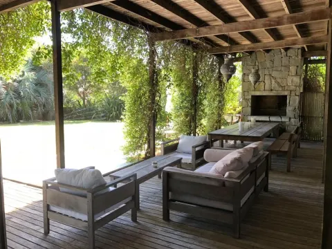 VENTA Y ALQUILER TEMP. CASA DE 8 DORMITORIOS CON PISCINA — foto 5