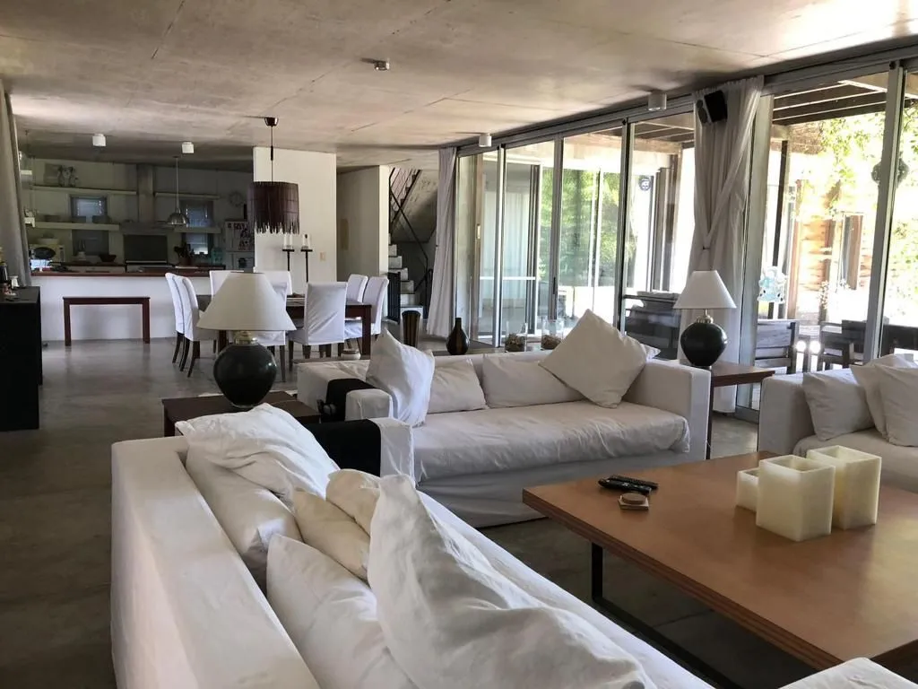 VENTA Y ALQUILER TEMP. CASA DE 8 DORMITORIOS CON PISCINA — foto 6