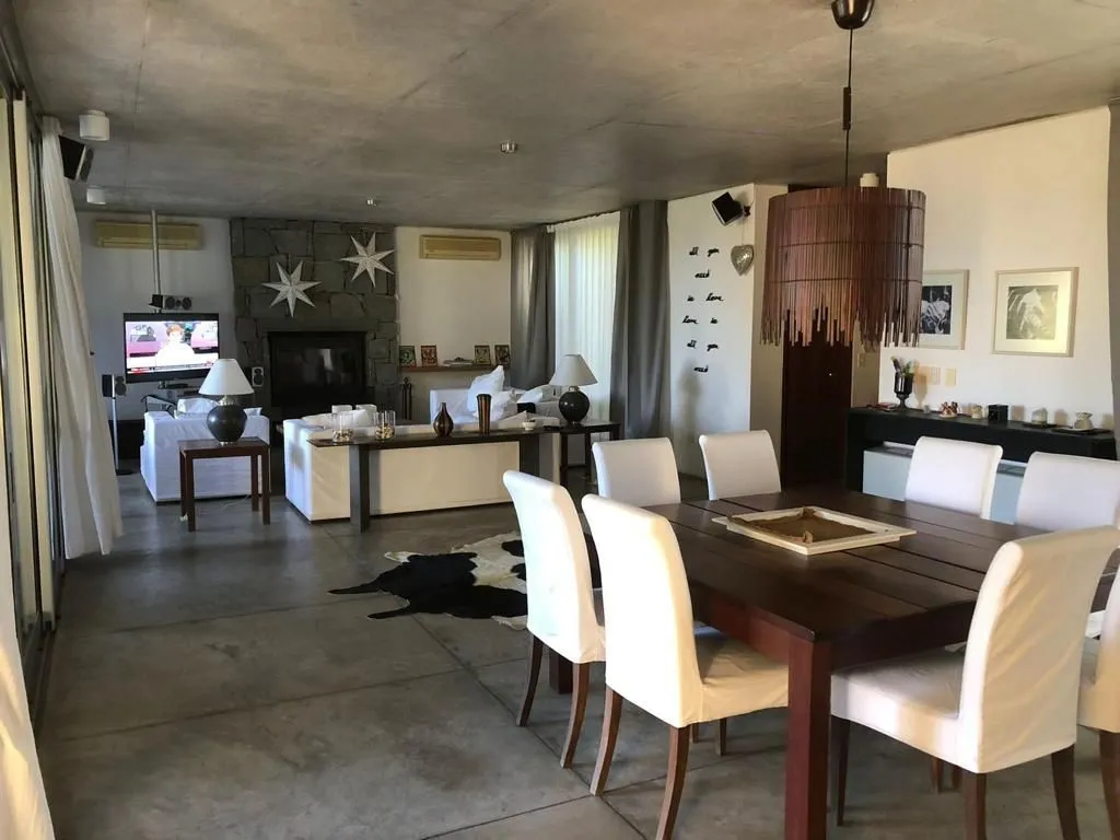 VENTA Y ALQUILER TEMP. CASA DE 8 DORMITORIOS CON PISCINA — foto 9
