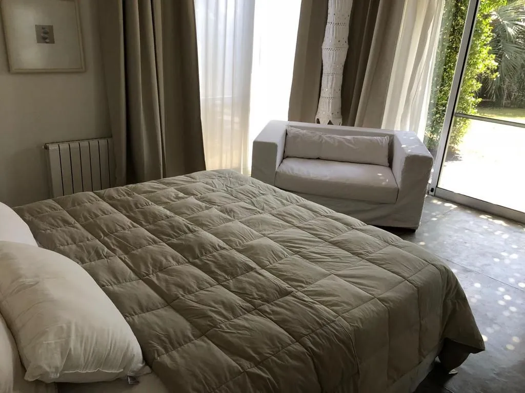 VENTA Y ALQUILER TEMP. CASA DE 8 DORMITORIOS CON PISCINA — foto 12