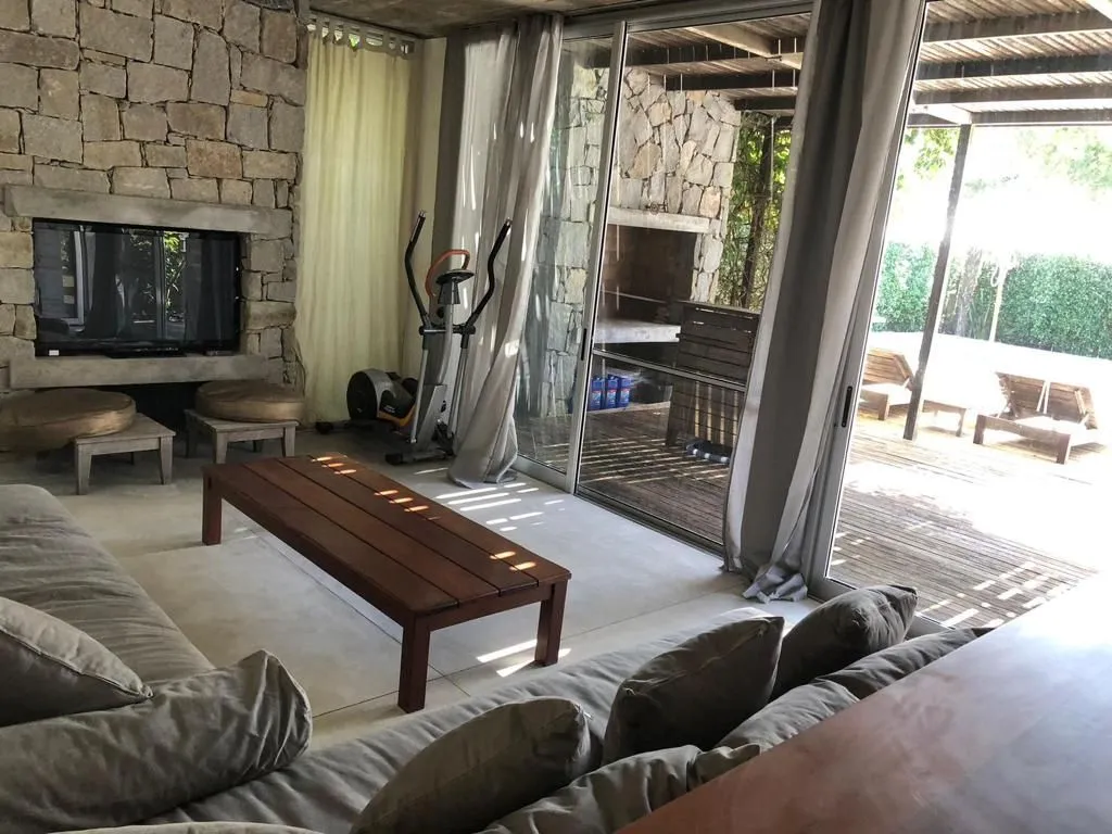 VENTA Y ALQUILER TEMP. CASA DE 8 DORMITORIOS CON PISCINA — foto 15