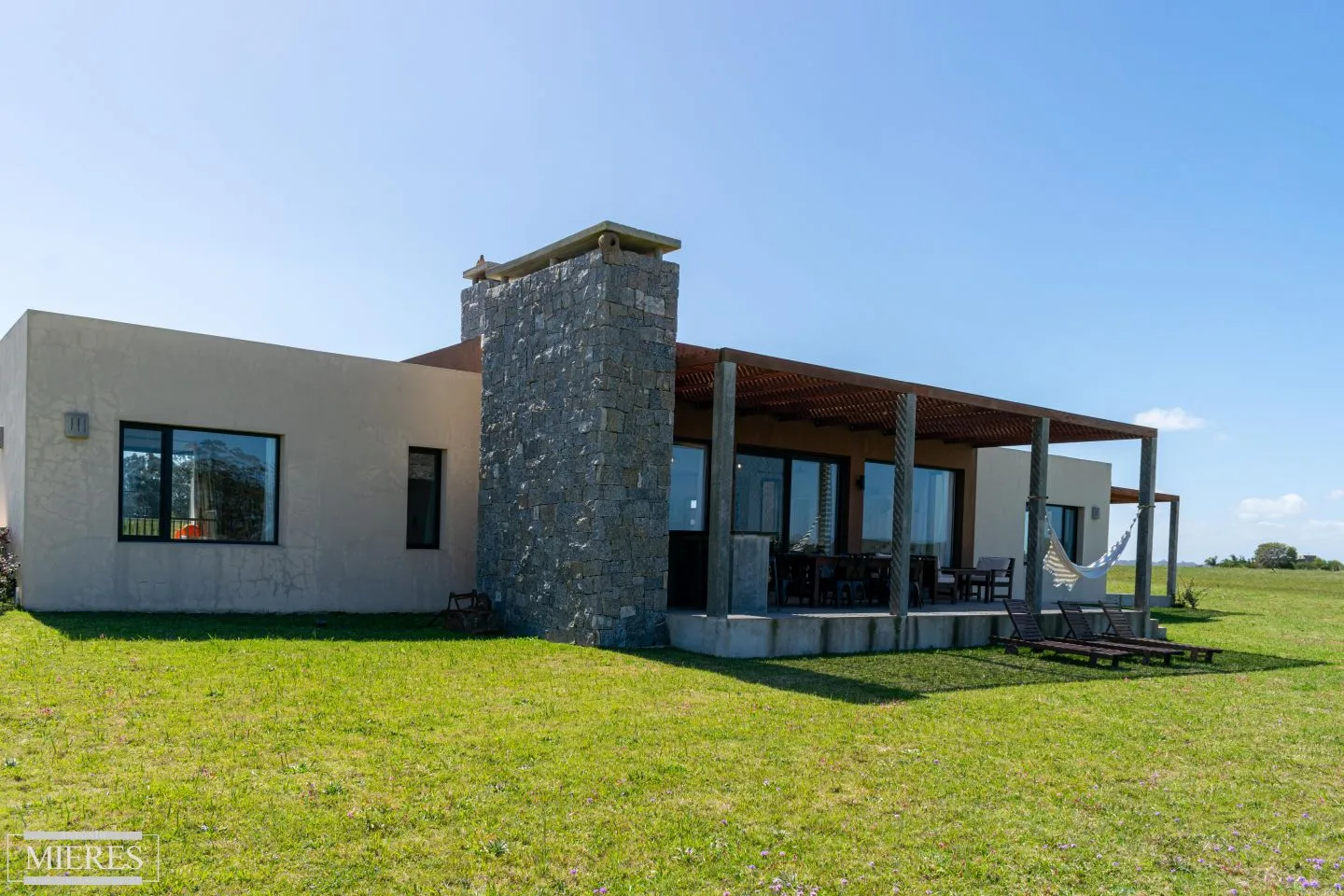 VENTA CASA DE 2 DORM EN BARRIO CERRADO PUEBLOMIO MANANTIALES — foto 1