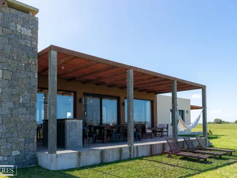 VENTA CASA DE 2 DORM EN BARRIO CERRADO PUEBLOMIO MANANTIALES — foto 2