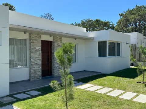ALQUILER TEMPORARIO - CASA 3 DORM. CON PISCINA EN LA BARRA