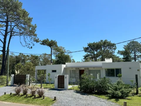 ALQUILER TEMPORARIO - CASA 3 DORM. CON PISCINA EN LA BARRA — foto 2