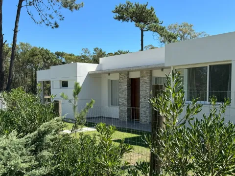 ALQUILER TEMPORARIO - CASA 3 DORM. CON PISCINA EN LA BARRA — foto 4