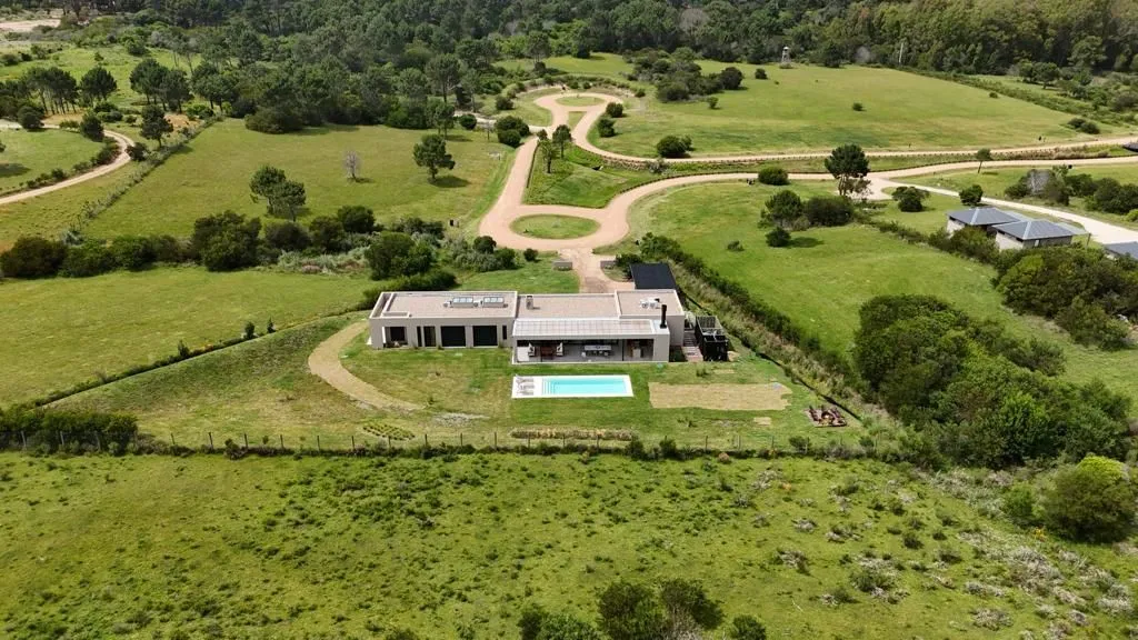 Alquiler y venta Casa a estrenar en Barrio privado a 5' de J — foto 1