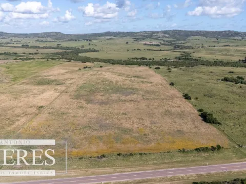 Chacra de 10 con arroyo y frente a ruta 39  Maldonado