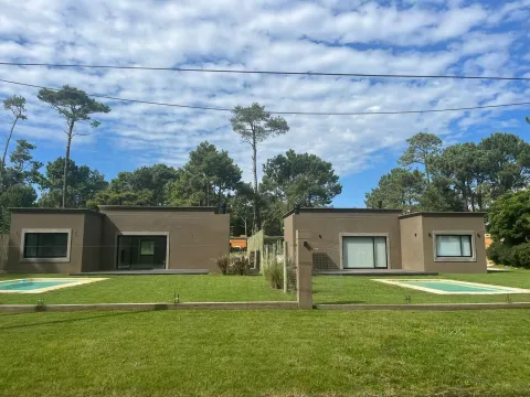 Venta casa 3 dormitorios - Parque Burnett