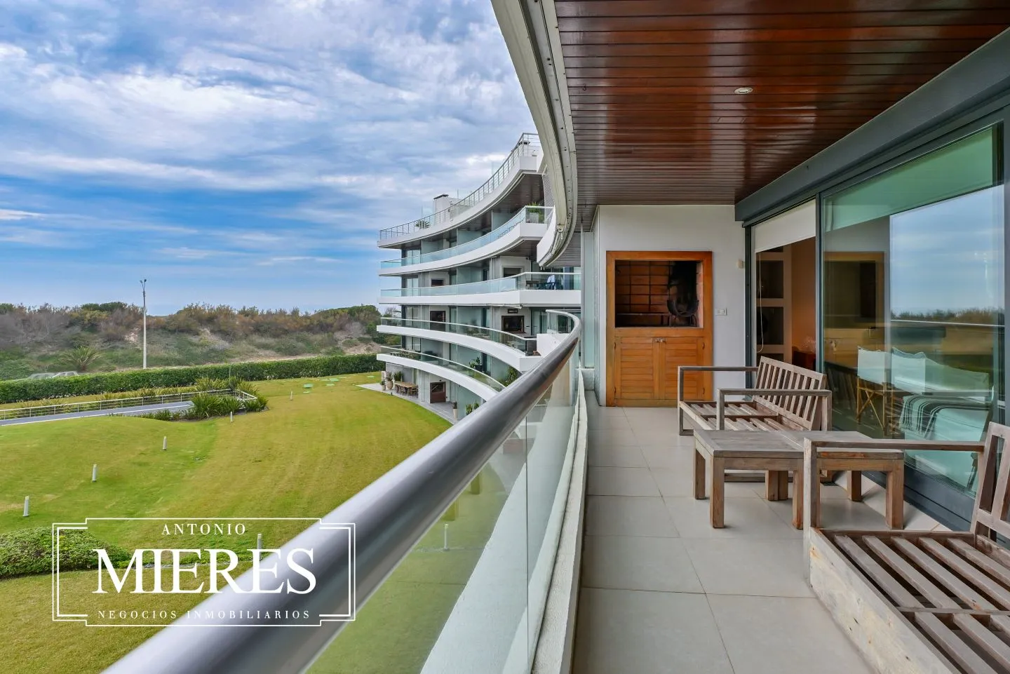 Alquiler  apartamento de 3 Dormitorios - Playa Brava — foto 1