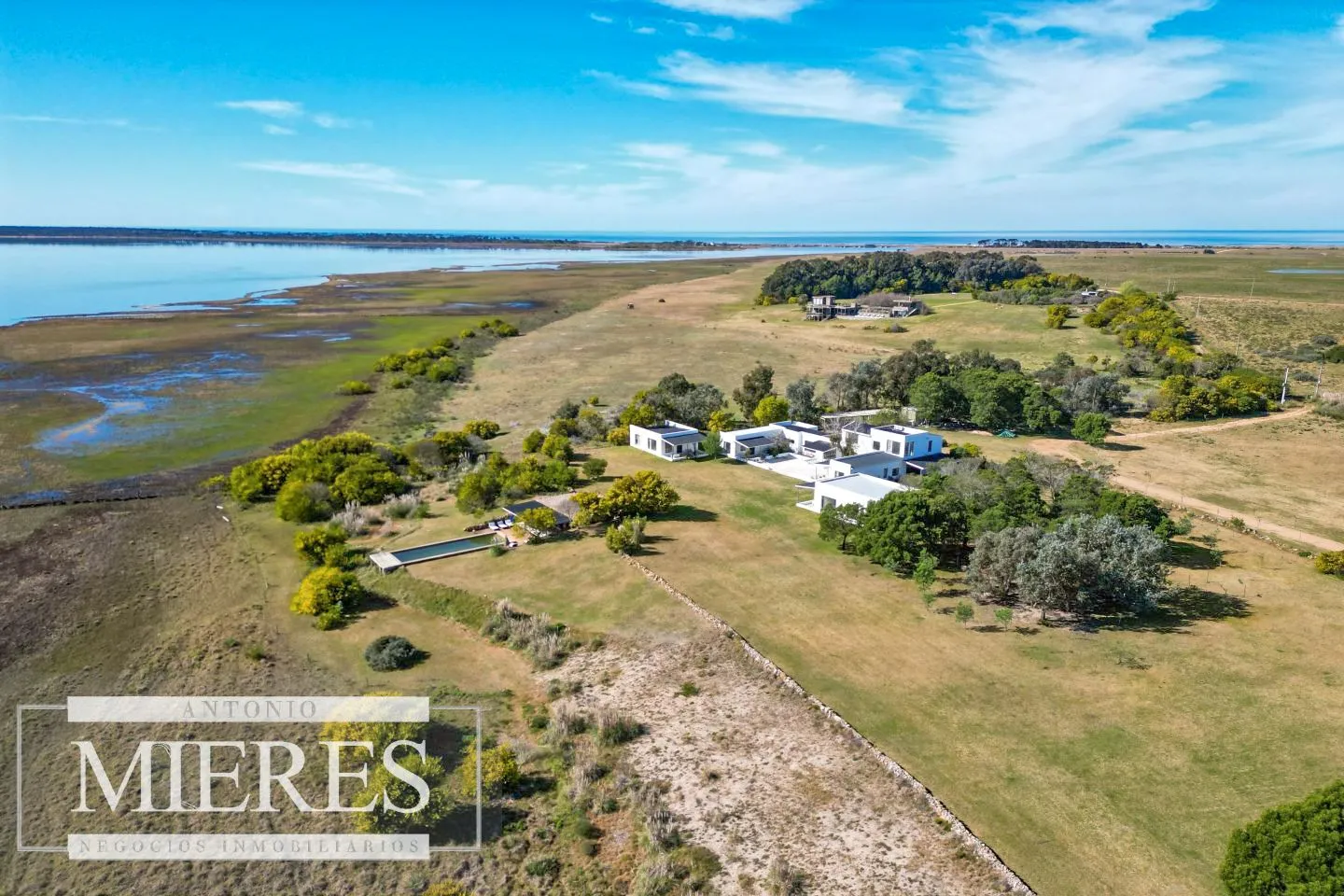 Espectacular chacra en venta 10 dormitorios sobre laguna en La Rinconada a pasos del mar! — foto 1