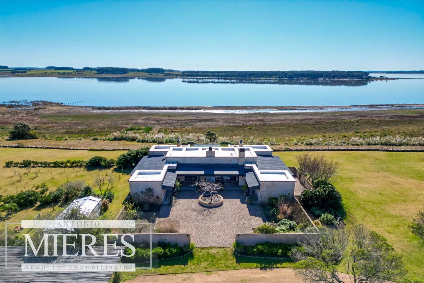 Espectacular chacra en venta 10 dormitorios sobre laguna en La Rinconada a pasos del mar! — foto 2