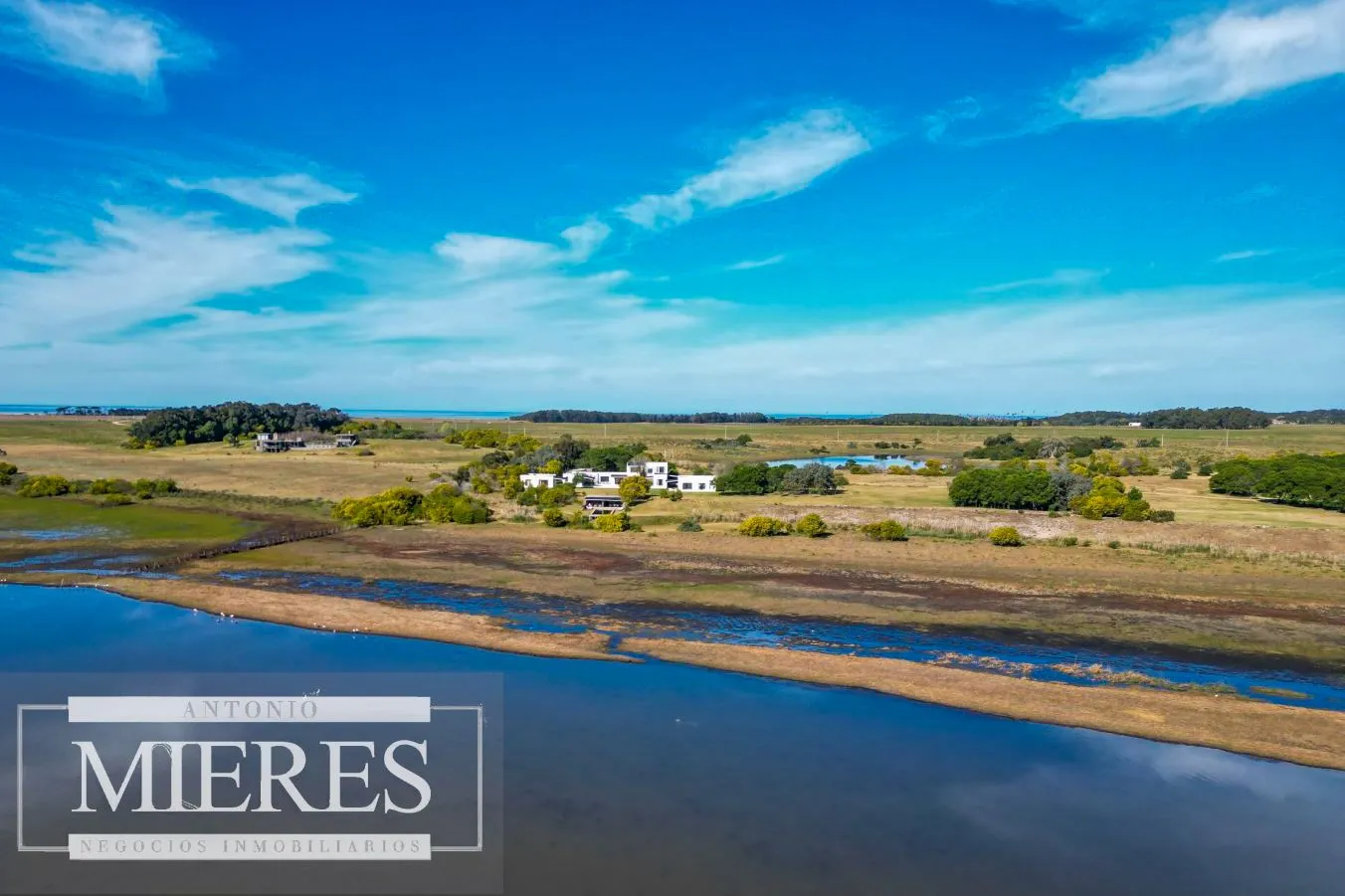 Espectacular chacra en venta 10 dormitorios sobre laguna en La Rinconada a pasos del mar! — foto 3