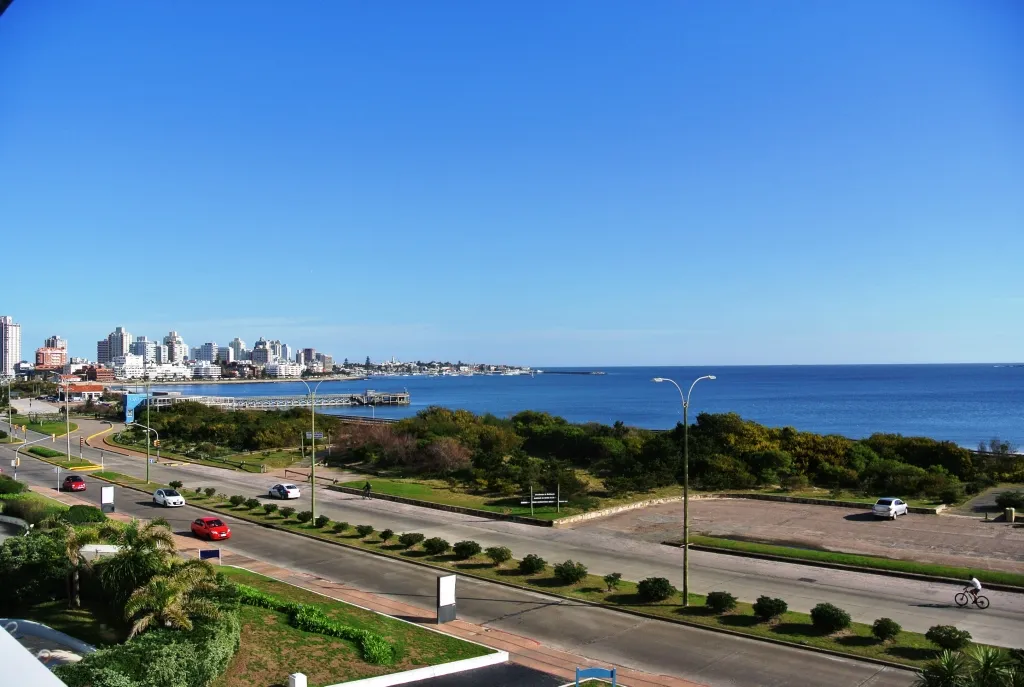 Venta apartamento 3 dormitorios - Playa Mansa — foto 1