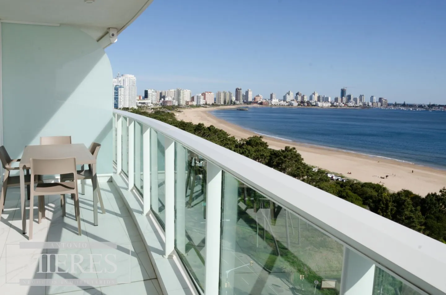 Venta de apartamento de 3 dormitorios - Playa Mansa — foto 1