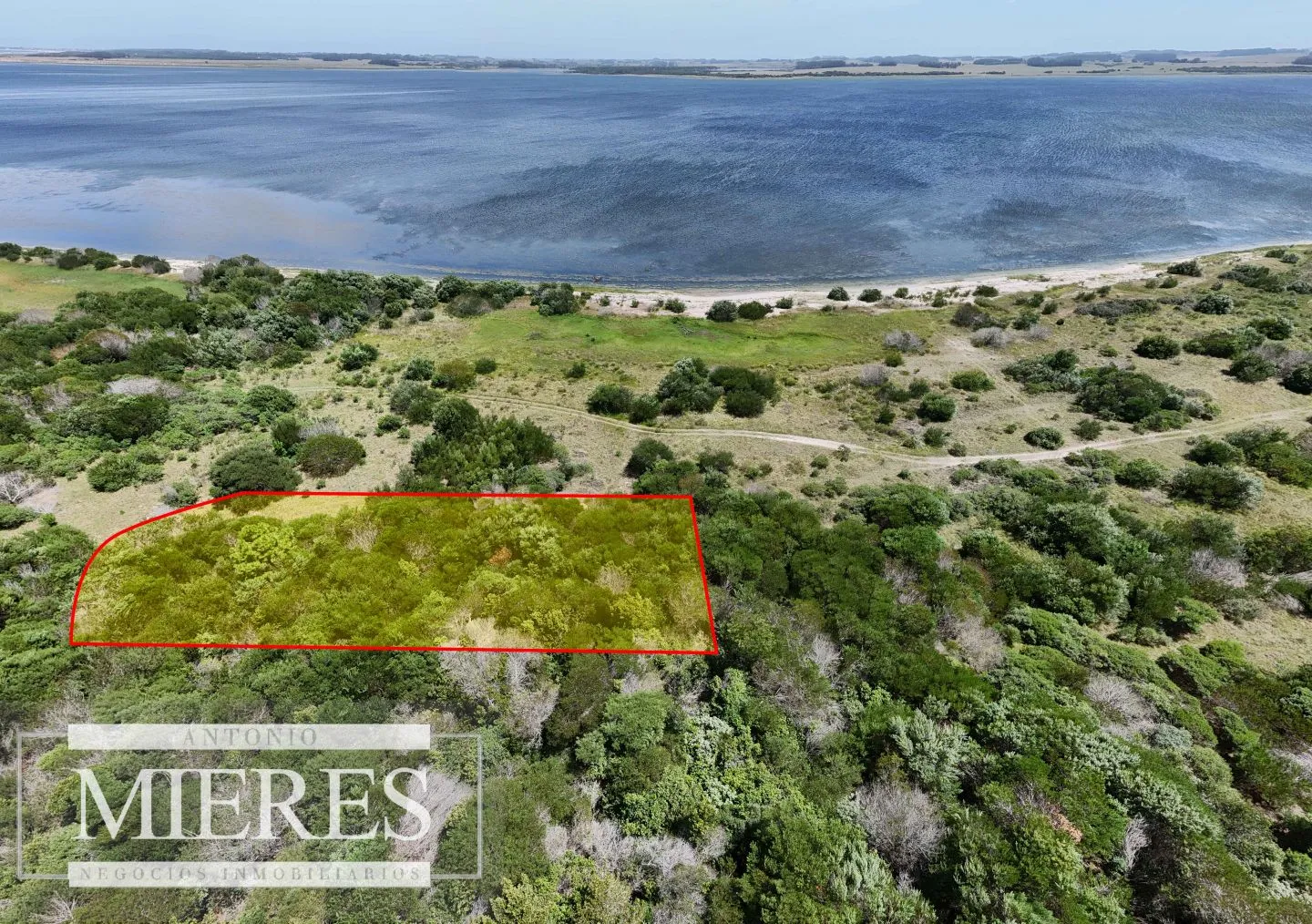 Lote en venta 1era linea Laguna garzon, El Caracol — foto 1