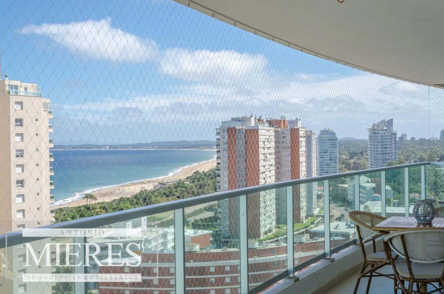 Venta apartamento 3 dormitorios- Playa Mansa — foto 1