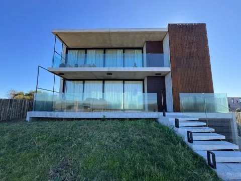 Venta casa 2 dorm + dependencia c/vista mar 1era linea