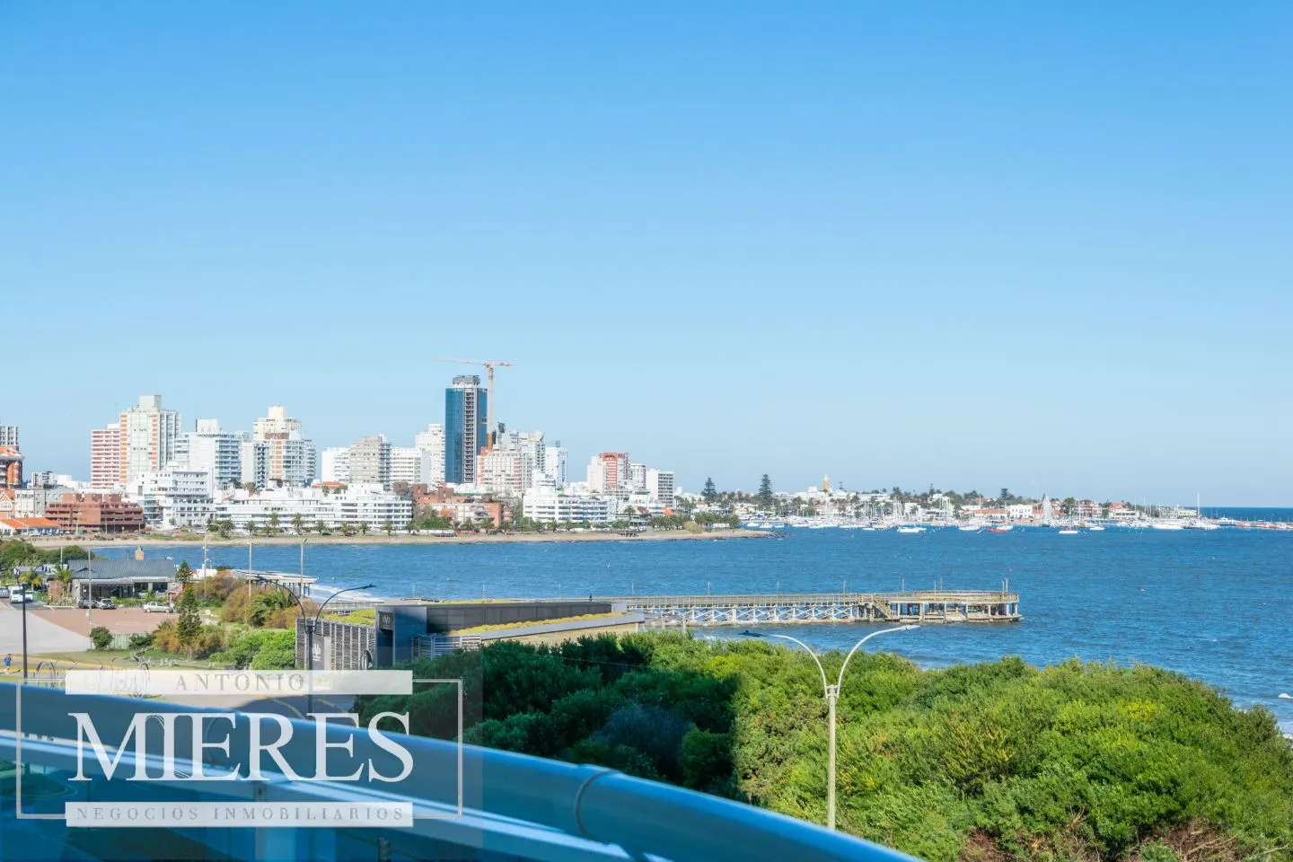 Venta de apartamento 3 dormitorios - Playa Mansa — foto 1