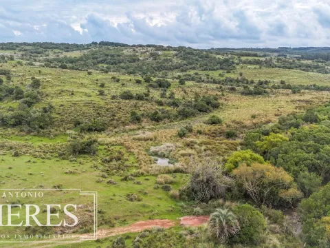 Campo de 32 ha panorámico con arroyo en Maldonado