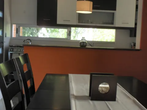 ALQUILER CASA DE 2 DORMITORIOS EN EL TESORO — foto 2