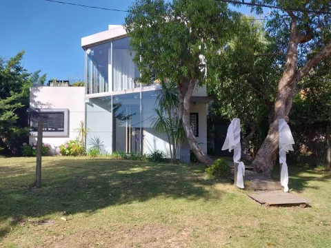 CASA EN VENTA 4 DORMITORIOS CALLE 22 BALNEARIO BS AS