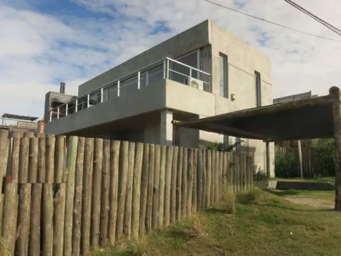 CASA EN VENTA 3 DORMITORIOS CALLE 7 BALNEARIO BS AS