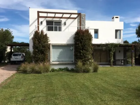 Casa en alquiler 5 dormitorios en Jose Ignacio sobre el mar