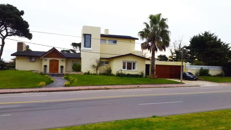 Venta casa 5 dormitorios- Playa Mansa — foto 1