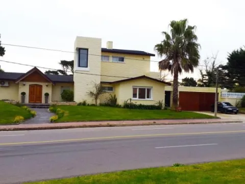Venta casa 5 dormitorios- Playa Mansa