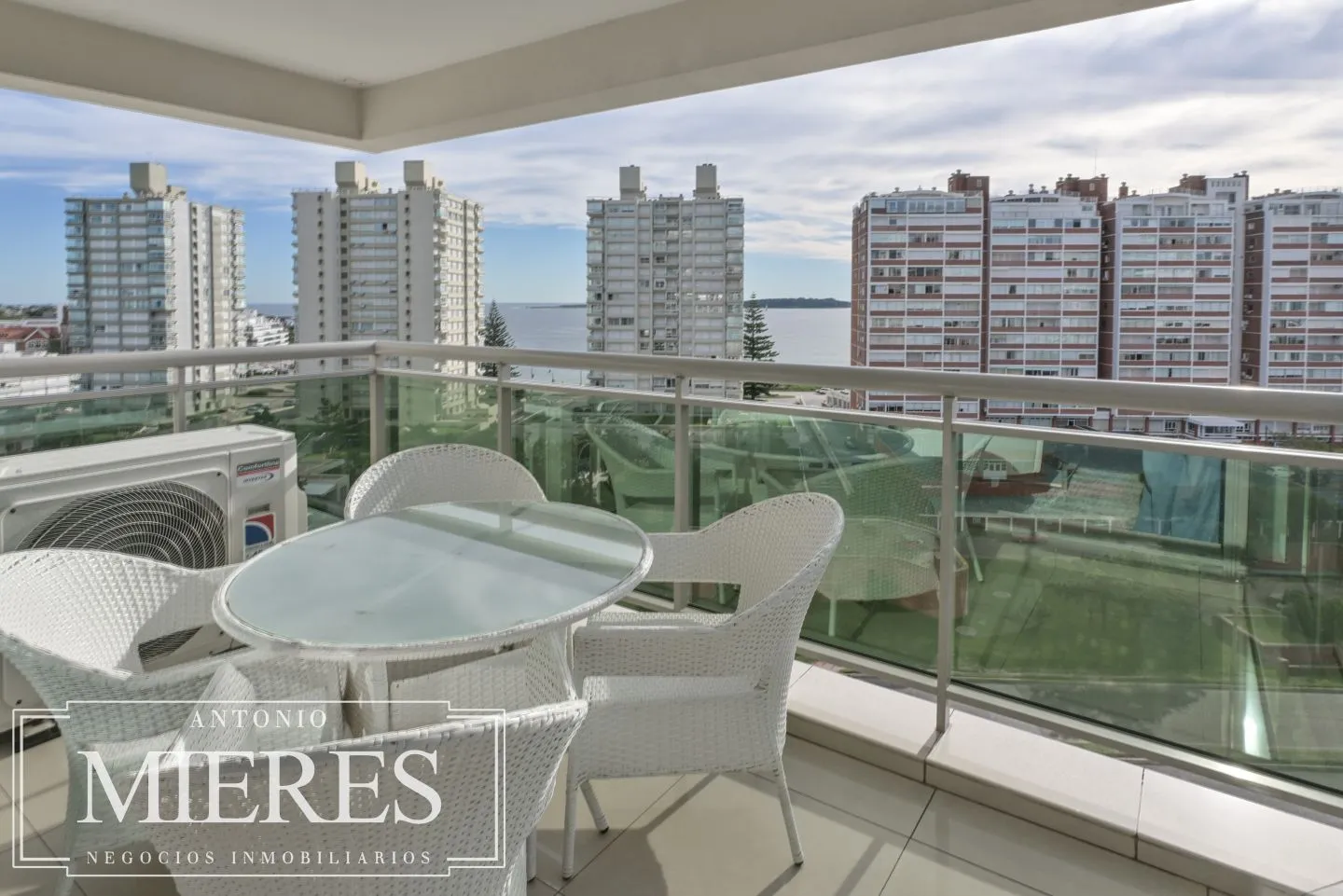 Venta apartamento 2 dormitorios - Playa Mansa — foto 1