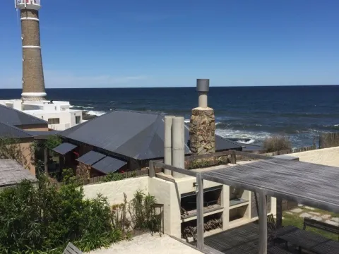 Alquiler casa 5 dorm sobre el mar en Jose Ignacio