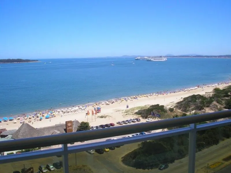 Apartamento en alquiler primera linea- Playa Mansa — foto 1