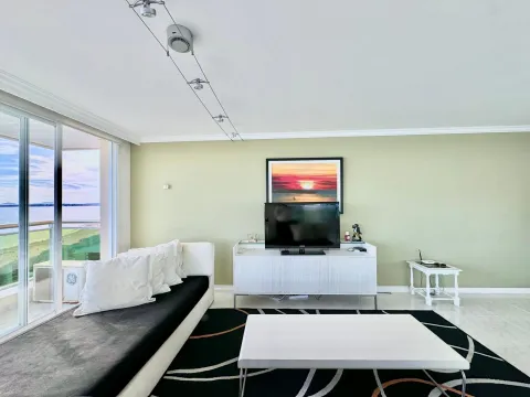 Apartamento en alquiler primera linea- Playa Mansa — foto 5