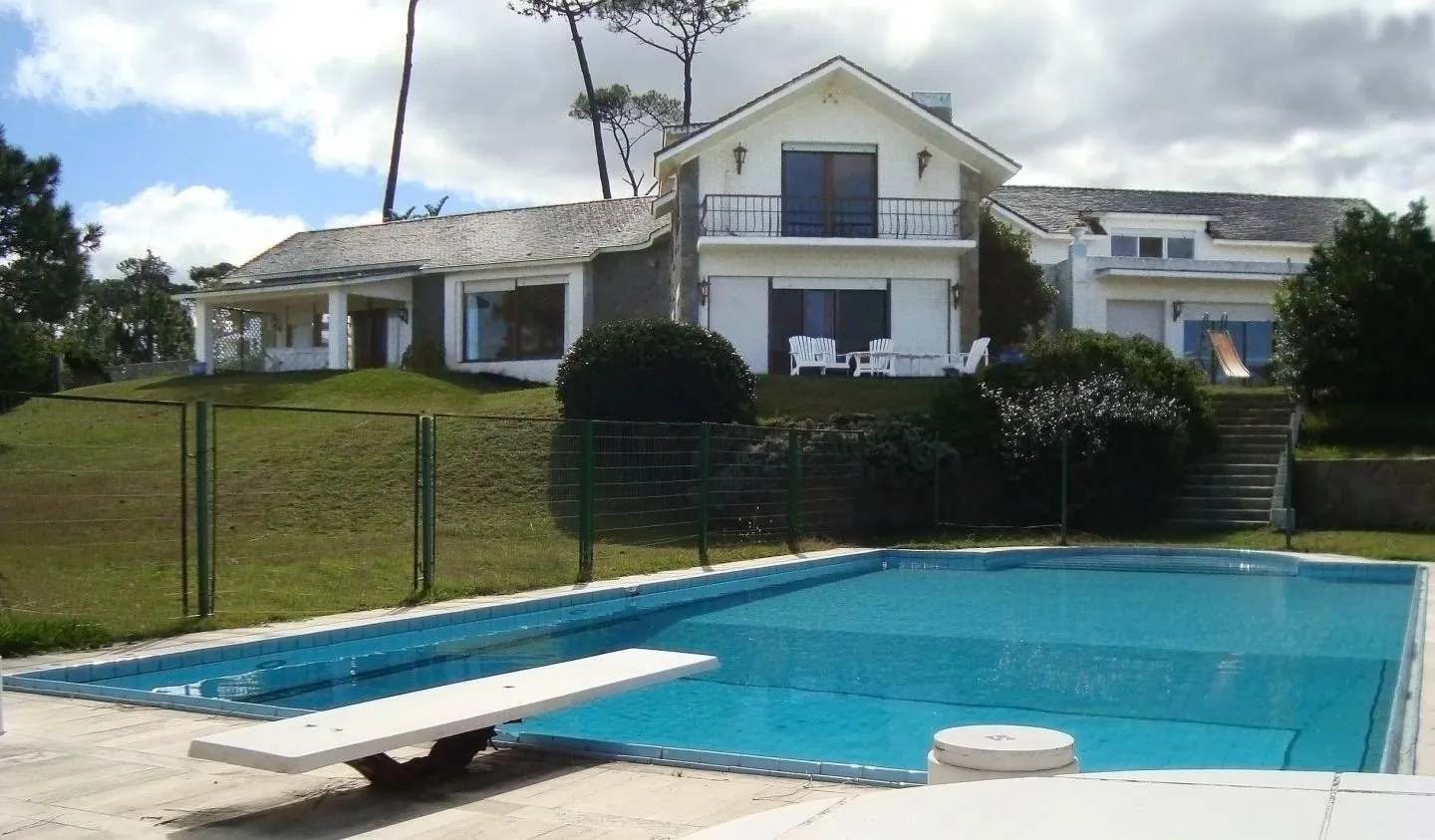 Venta de casa de 5 Dormitorios - Playa Mansa — foto 1