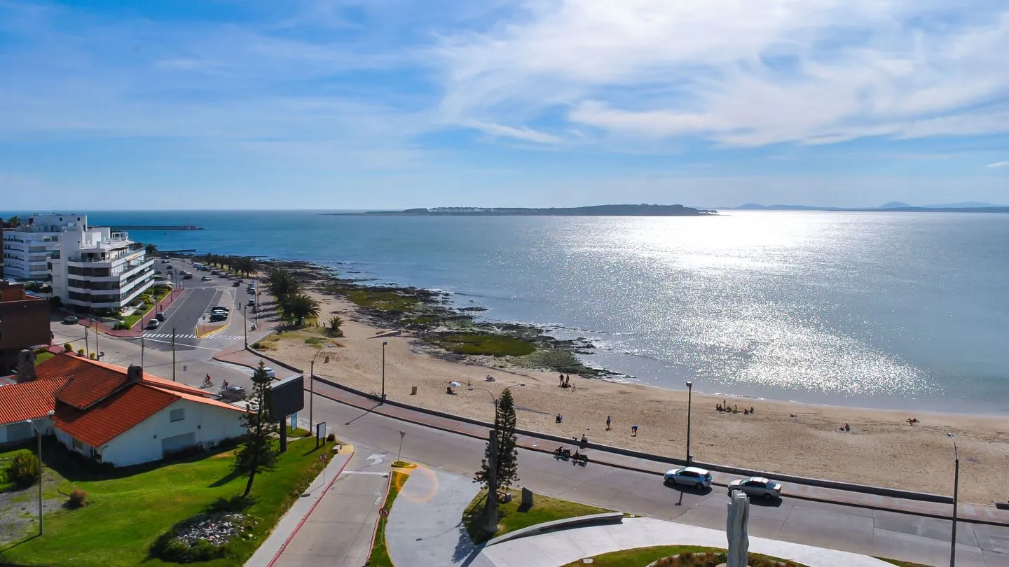 Venta apartamento 3 dormitorios- Playa Mansa — foto 2