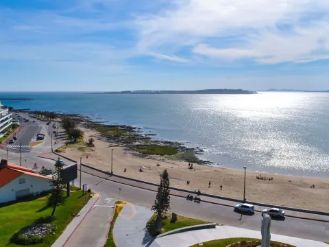 Venta apartamento 3 dormitorios- Playa Mansa — foto 2