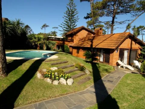 Venta de casa de 4 dormitorios- Playa Mansa