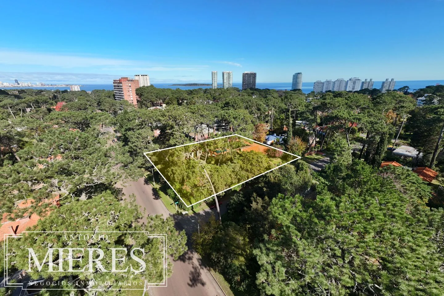 Venta lote apto para bloque con casa - Playa Mansa — foto 1